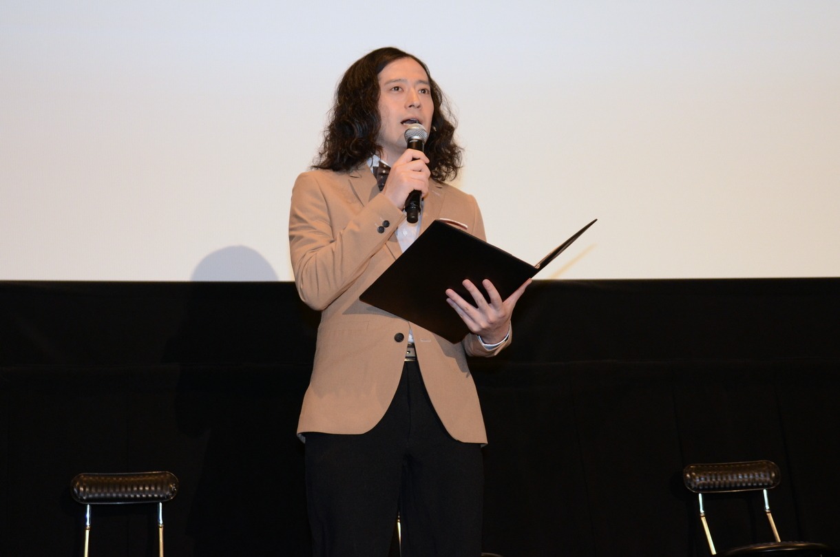 舞台挨拶のMCを務めたピース又吉。