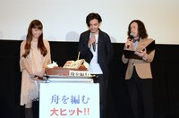 大ヒットを記念したケーキを前に緊張がほぐれた様子の3人。