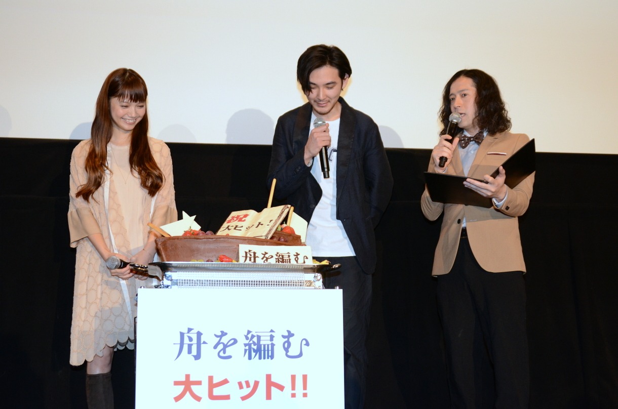 大ヒットを記念したケーキを前に緊張がほぐれた様子の3人。