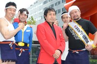 セカチョウ応援団長に任命されたケンドーコバヤシ（右）。