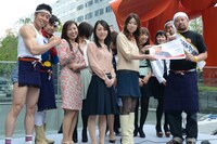 全国やきとり連絡協議会主催の「セカチョウ」プレイベントに出席したケンコバ軍団と大手町OLの「やきとり女子会」。