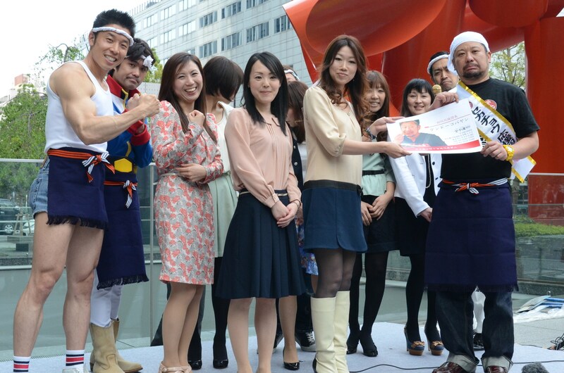 全国やきとり連絡協議会主催の「セカチョウ」プレイベントに出席したケンコバ軍団と大手町OLの「やきとり女子会」。