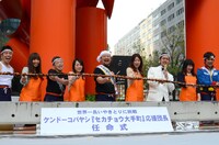 5メートルの焼き鳥を、焼き上がった状態で持ち上げて5秒間静止させた一同。