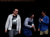 柴田のフリに気づかないことを反省するザ・ツイスターズ。