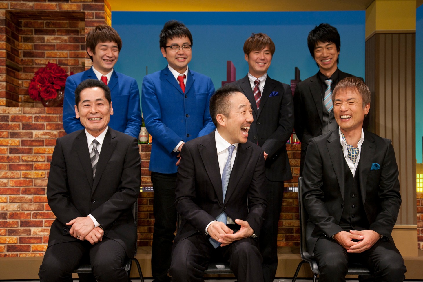 （前列左から）中田カウス・ボタン、大平サブロー、（後列左から）銀シャリ、テンダラー。(c)BSスカパー！