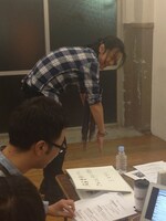 「しまうま」と言い張るHIDEO’s ジェスチャー。(c)吉本興業