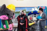 地元・長野県大町市の観光大使に就任した鉄拳（中央）。