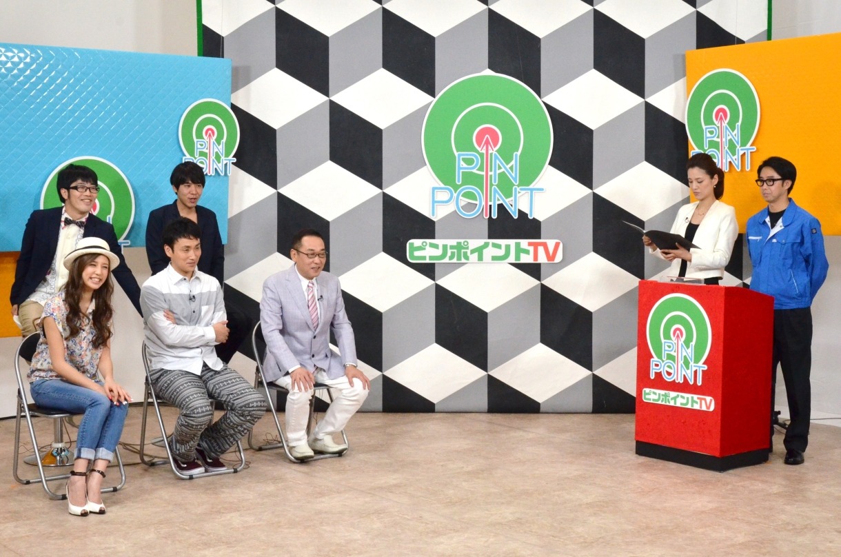 おぎやはぎ矢作（右端）がMCを務める「ピンポイントTV」のスタジオ収録風景。