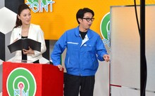 すりガラス越しに、ゴルフのキャディに話を聞くおぎやはぎ矢作（中央）。