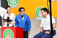 「害虫駆除」の回に登場する、害虫駆除の職に就く男性（右）。バイきんぐ小峠のアルバイト時代の先輩だという。