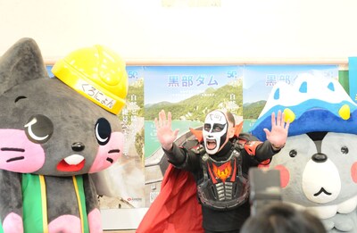 地元・長野県大町市の観光大使に就任した鉄拳と大町市のキャラクターおおまぴょん（右）、黒部ダムのマスコットキャラクターくろにょん（左）。