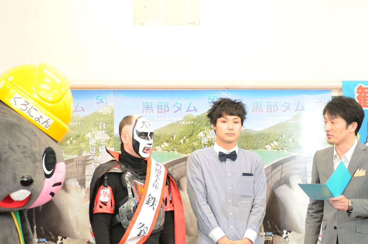 （左から）くろにょん、鉄拳、もう中学生、司会のポテト少年団・菊地
