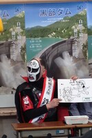 NHK連続テレビ小説「あまちゃん」に寄せたキャラクター「山女（やま）ちゃん」と、スキーを得意とするおおまぴょんの兄貴分「おおまぴん」を描いた。