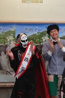 「大町音頭」を歌う鉄拳（左）ともう中学生（右）。