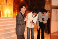 設楽からの温かい言葉に頭を下げるアンガールズ。