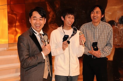 “笑顔認証システム”を取り入れた世界初のお笑いバトル番組「お笑い頂上決戦 1・3・5」（NHK総合）MCのバナナマン設楽と初代チャンピオンのアンガールズ。