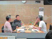 「博多芸人 BLUE RIVERなんでもよかぁ2」収録中のBLUE RIVERとホンジャマカ恵。