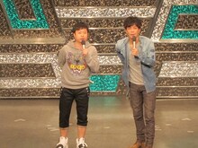 司会の次長課長。