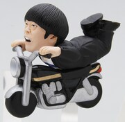 「バイク芸人」で“ボケ違反”と銘打たれた雨上がり決死隊・蛍原のフィギュアストラップ。(c)テレビ朝日