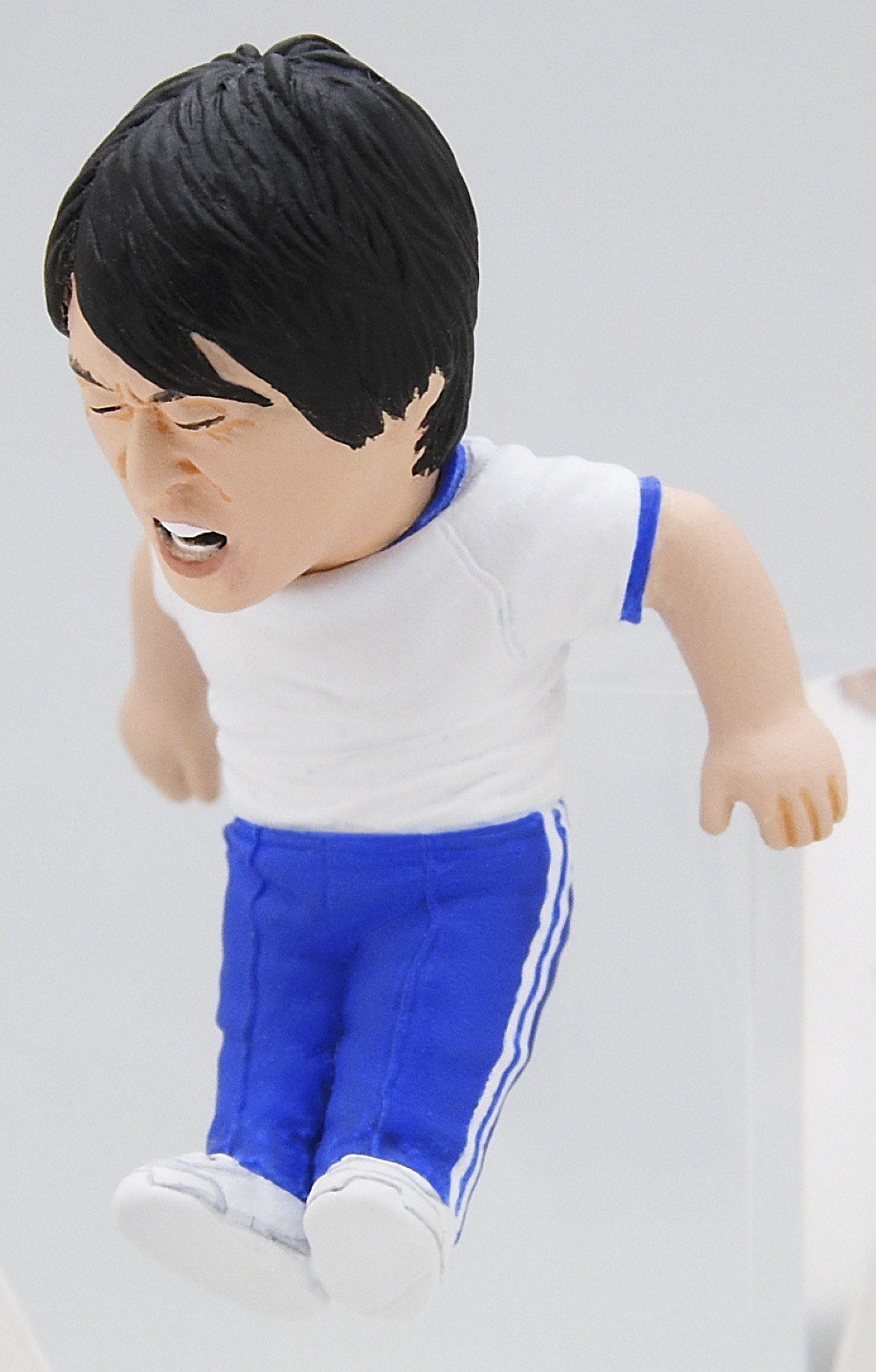 「運動神経悪い芸人」の“ヒザ神”フルーツポンチ村上のフィギュアストラップ。(c)テレビ朝日