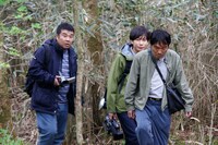 映画「樹海のふたり」のワンシーン (c)2013「樹海のふたり」製作委員会