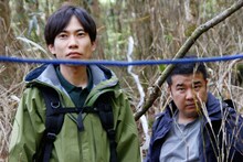 「樹海のふたり」に主演するインパルス。左が竹内役の板倉、右が阿部役の堤下。(c)2013「樹海のふたり」製作委員会