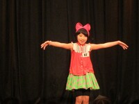 可愛い見た目と裏腹にひょうきんなダンスで沸せた11歳の松原こはる。
