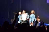 「Fast Fashon Expo」でランウェイに登場し、ポーズを決める今田耕司（中央）。