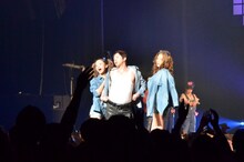 「Fast Fashon Expo」でランウェイに登場し、ポーズを決める今田耕司（中央）。