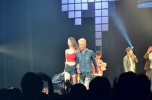 ロンドンブーツ1号2号・田村亮（右）と道端アンジェリカ（左）。