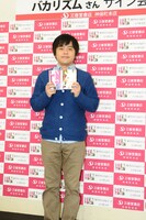 サイン会直前の囲み取材に応じたバカリズム。