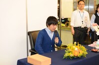 サイン会開催を宣言するバカリズム。