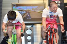 ガールズケイリンの小林莉子選手（左）と競輪ゲームで対決する河口こうへい（右）。
