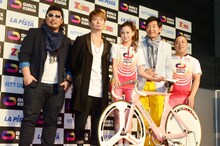 女子の競輪選手によるプロスポーツ競技「ガールズケイリン」のPRイベントに登場した河口こうへい（右端）と、（左から）湘南乃風のRED RICE、SHOCK EYE、河北麻友子、石田純一。