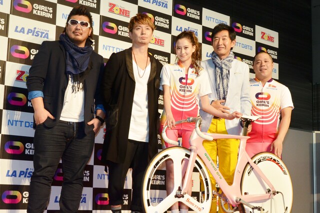 女子の競輪選手によるプロスポーツ競技「ガールズケイリン」のPRイベントに登場した河口こうへい（右端）と、（左から）湘南乃風のRED RICE、SHOCK EYE、河北麻友子、石田純一。