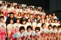 イベント出演者とガールズケイリンの選手達。