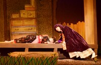 「こまつ座第九十九回公演・紀伊國屋書店提携『うかうか三十、ちょろちょろ四十』」の一場面。