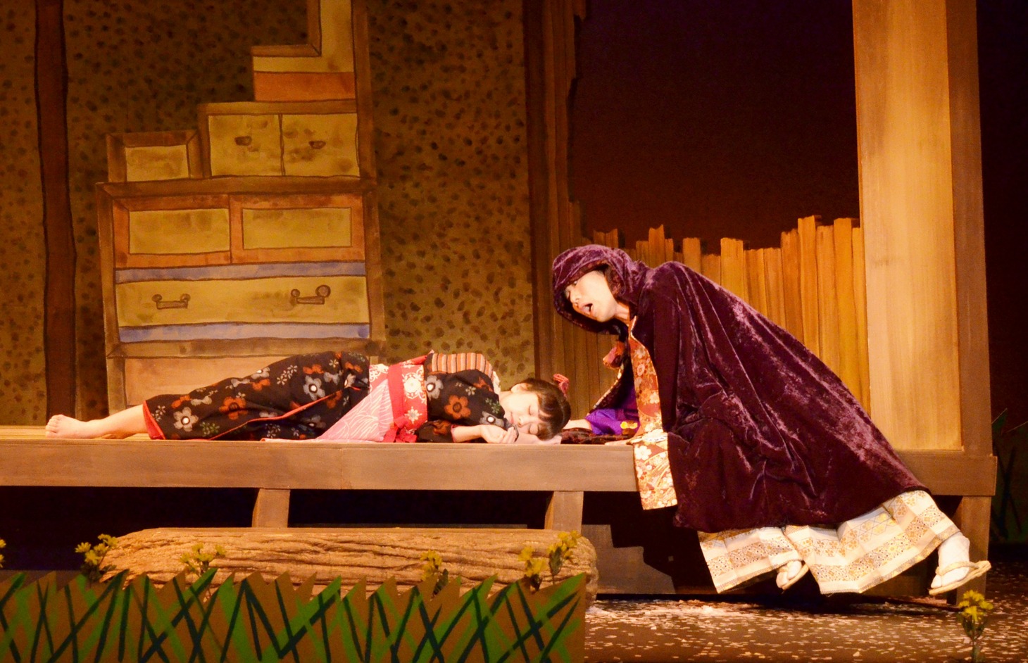 「こまつ座第九十九回公演・紀伊國屋書店提携『うかうか三十、ちょろちょろ四十』」の一場面。