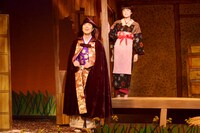 「こまつ座第九十九回公演・紀伊國屋書店提携『うかうか三十、ちょろちょろ四十』」の一場面。