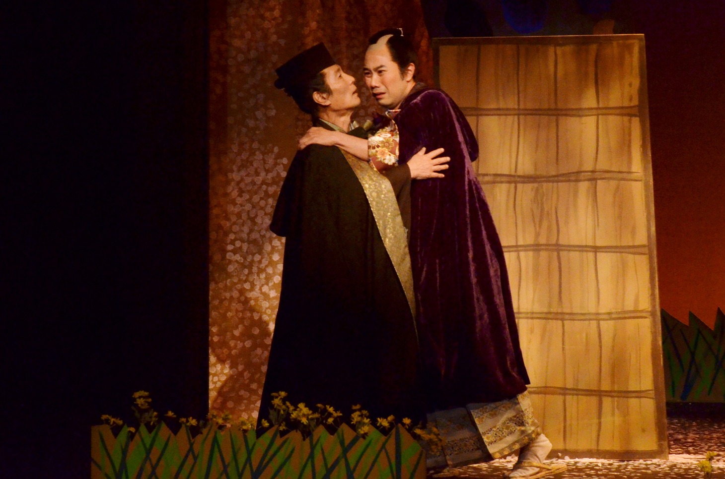 「こまつ座第九十九回公演・紀伊國屋書店提携『うかうか三十、ちょろちょろ四十』」の一場面。