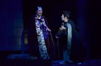 「こまつ座第九十九回公演・紀伊國屋書店提携『うかうか三十、ちょろちょろ四十』」の一場面。