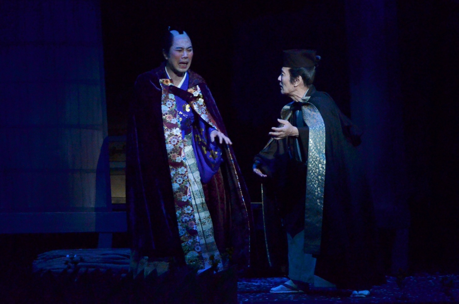 「こまつ座第九十九回公演・紀伊國屋書店提携『うかうか三十、ちょろちょろ四十』」の一場面。