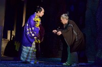 「こまつ座第九十九回公演・紀伊國屋書店提携『うかうか三十、ちょろちょろ四十』」の一場面。