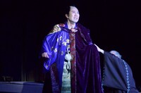 「こまつ座第九十九回公演・紀伊國屋書店提携『うかうか三十、ちょろちょろ四十』」で主演を務める藤井隆（中央）。