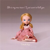 藤井隆のCDシングル「She is my new town / I just want to hold you」のジャケット。