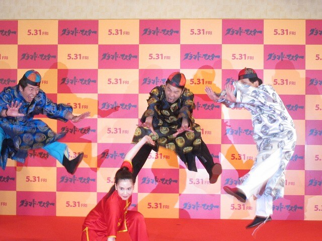 映画「グランド・マスター」公開記念イベントに応援団として出席したダチョウ倶楽部と、太極拳世界大会金メダリスト高校生・山本千尋。