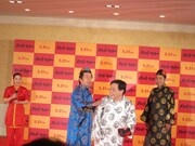 クルリンパはうまくいかなかったが、その流れで帽子にコインを集めようとする上島。