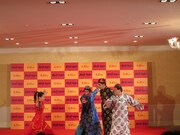 山本に世界一の演舞を教わるダチョウ倶楽部。