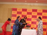 ダチョウ倶楽部の伝統芸「どうぞどうぞ」に初挑戦した山本。