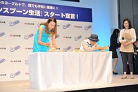 「ここからが見せ場」と集中してタレをかける水道橋博士。